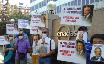 Víctimas del Alvia siniestrado en Santiago protestaron frente a la sede de Enagás por el fichaje de José Blanco