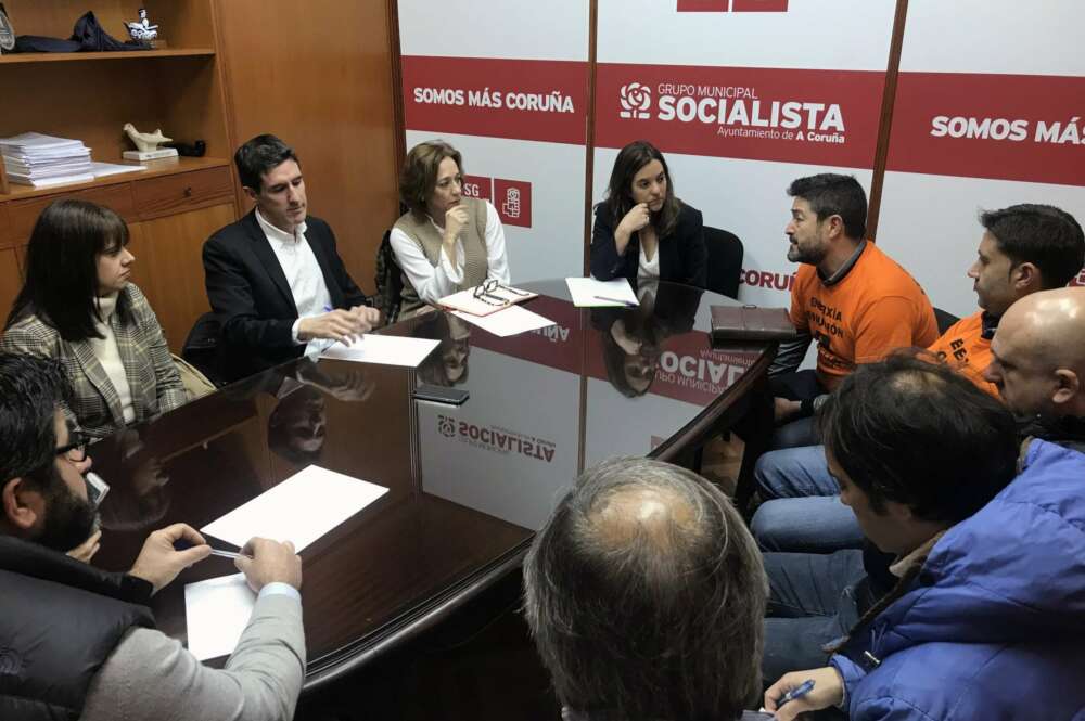 Inés Rey, alcaldesa de A Coruña, en una reunión con los trabajadores de Alcoa / PSdeG