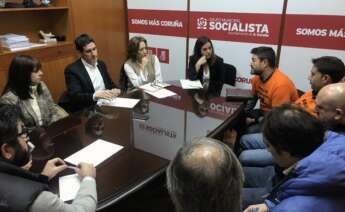 Inés Rey, alcaldesa de A Coruña, en una reunión con los trabajadores de Alcoa / PSdeG