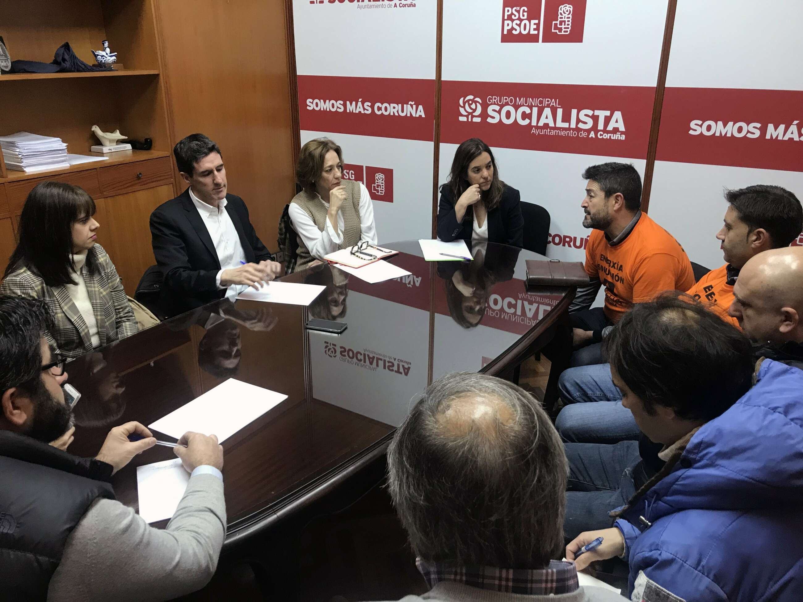 Inés Rey, alcaldesa de A Coruña, en una reunión con los trabajadores de Alcoa / PSdeG