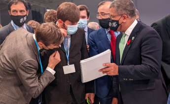 El presidente de la COP26, Alok Sharma (d), muestra un documento a un grupo de negociadores antes del inicio del último pleno de la cumbre del clima de Glasgow. EFE/Manu Moncada