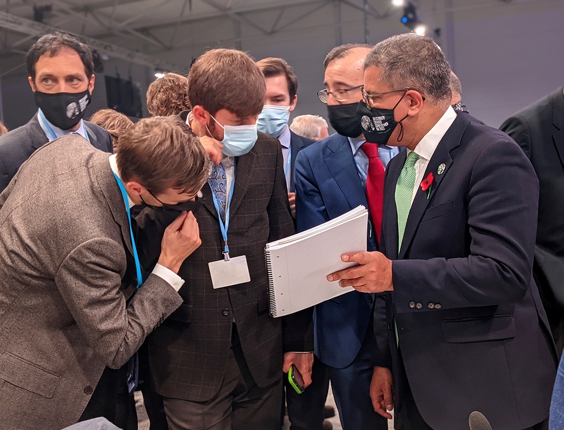 El presidente de la COP26, Alok Sharma (d), muestra un documento a un grupo de negociadores antes del inicio del último pleno de la cumbre del clima de Glasgow. EFE/Manu Moncada