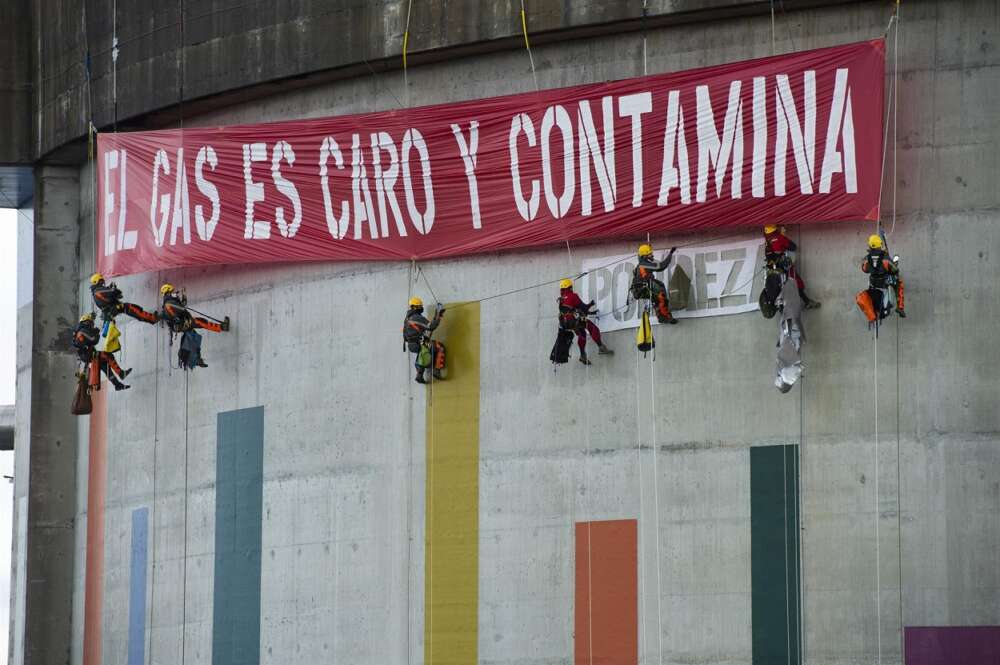 Activistas de Greenpeace accedieron sin autorización a las instalaciones de Reganosa. Foto: Greenpeace