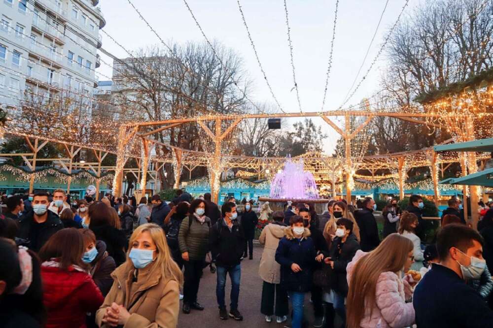 Viandantes en Vigo, observando las luces de Navidad. Foto: Europa Press