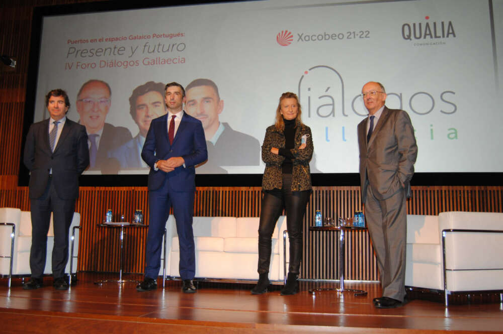 Los presidentes de los puertos de A Coruña y Leixoes, Martín Fernández Prado y Nuno Araújo, junto al expresidente de Puertos del Estado y de la Xunta, Fernando González Laxe