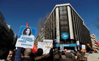 Partidarios de Ayuso se manifiestan ante la sede del PP en Génova para pedir la dimisión de Casado / EFE