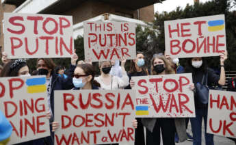 Protesta llevada a cabo en la tarde de este jueves a las puertas de la embajada de Rusia en España, sita en Madrid, tras la operación militar rusa en Ucrania. Rusia ha lanzado en la madrugada de este jueves una operación militar a gran escala contra Ucrania, según dijo, para defender a las personas "de abusos" y del genocidio" del Gobierno ucraniano, una acción que ha suscitado ya la condena internacional. EFE/ Rodrigo Jimenez