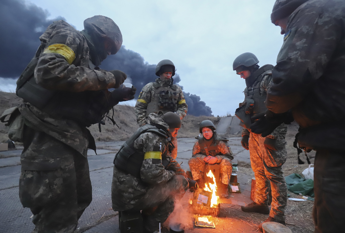 Ukrainian servicemen have a rest on a position near Kiev, Ukraine, 27 February 2022. Russian troops entered Ukraine on 24 February prompting the country's president to declare martial law and triggering a series of announcements by Western countries to impose severe economic sanctions on Russia. (Atentado, Rusia, Ucrania) EFE/EPA/ALISA YAKUBOVYCH