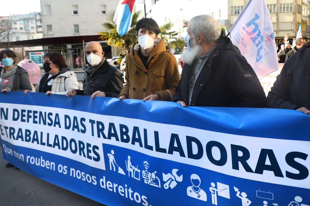 La portavoz nacional de BNG Ana Pontón (c) participa en la movilización convocada por la CIG a favor de la derogación real de la reforma laboral en Santiago de Compostela. EFE/ Xoán Rey