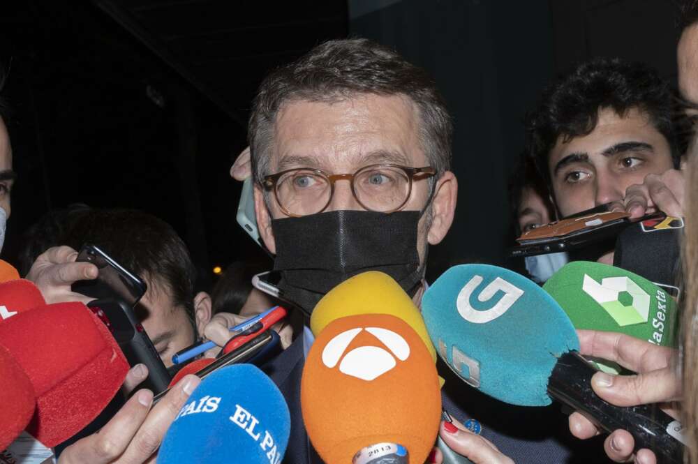 El presidente de la Xunta de Galicia, Alberto Núñez Feijóo, ofrece declaraciones a los medios de comunicación a su salida de la sede de Génova, a 23 de febrero de 2022, en Madrid - Alberto Ortega - Europa Press