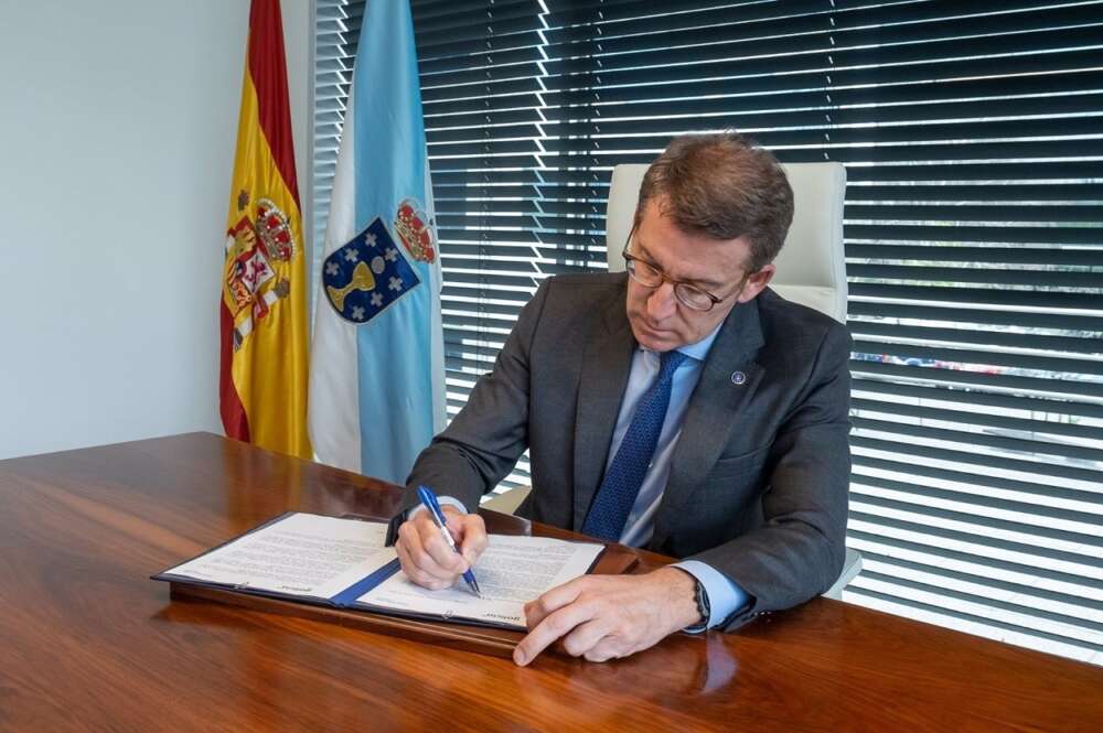 Feijóo firma su acta de renuncia como presidente del PP gallego