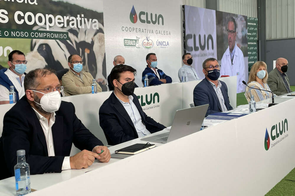 Juan Gallastegui, en el centro, durante la asamblea general de Clun