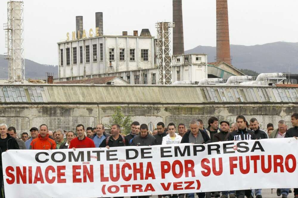 Protesta de los trabajadores de Sniace frente a la planta de la empresa