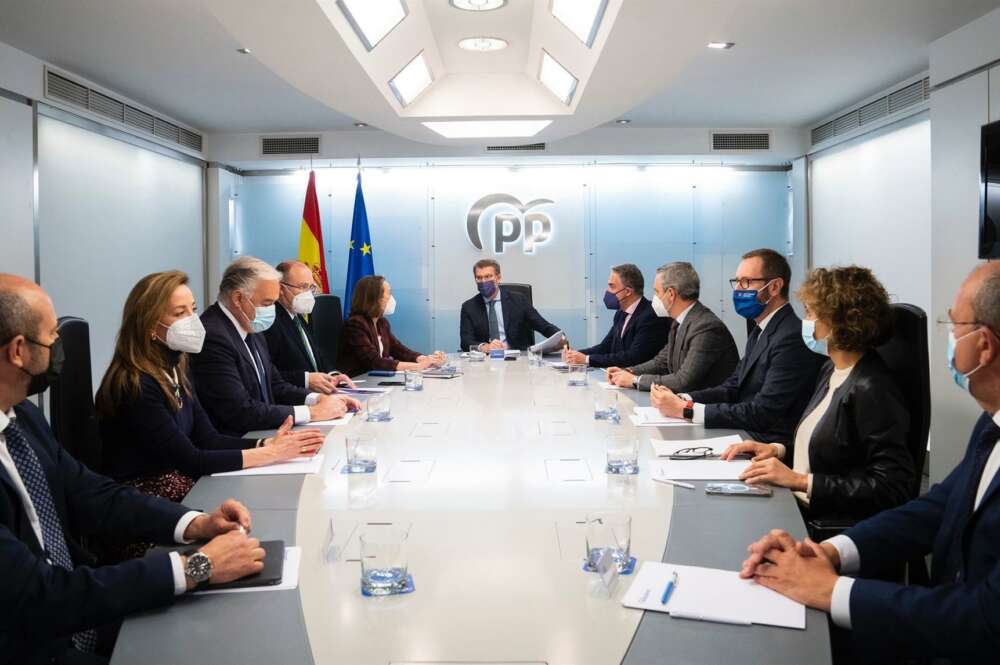 El presidente del PP, Alberto Núñez Feijóo, preside la primera reunión del comité de dirección del PP, tras ser elegido este fin de semana líder del partido. En Madrid, a 4 de abril de 2022. - DAVID MUDARRA (PP)