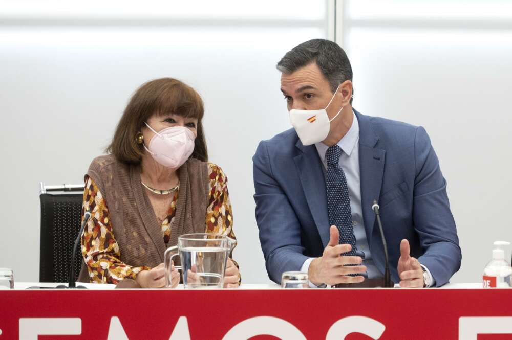 La presidenta del PSOE, Cristina Narbona y el presidente del Gobierno, Pedro Sánchez, en una reunión de la Ejecutiva Federal del PSOE, en la sede socialista de la calle Ferraz, a 18 de abril de 2022, en Madrid (España). - Alberto Ortega - Europa Press