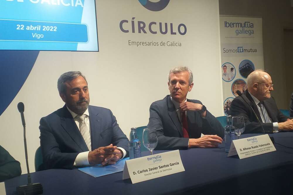 Alfonso Rueda (centro), en un acto en el Círculo de Empresarios de Galicia en Vigo, el 22 de abril de 2022.