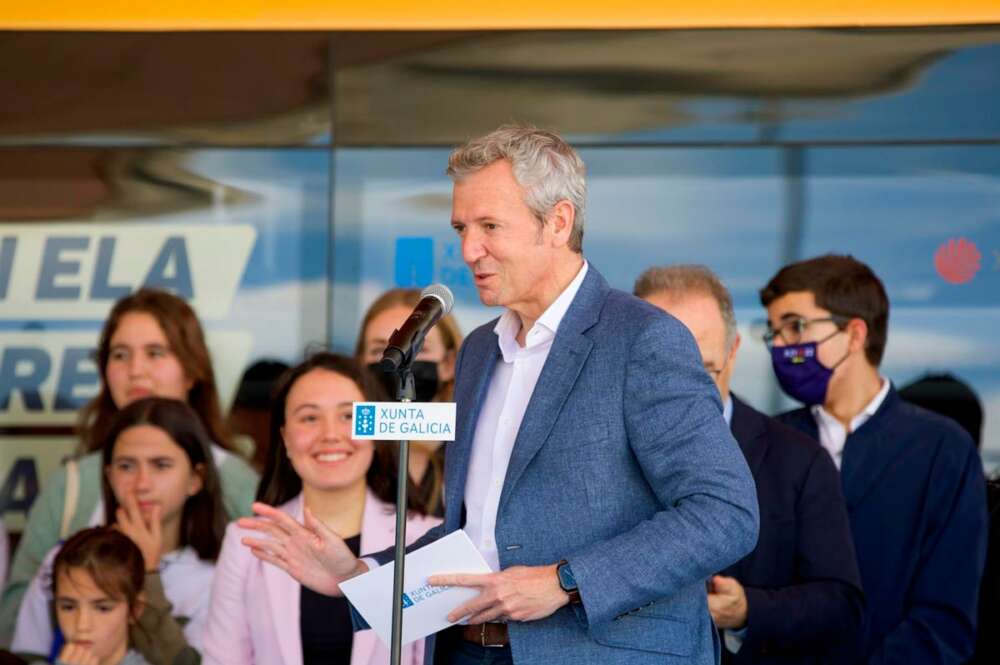 Presidente de la Xunta Alfonso Rueda en un acto organizado en Santiago en el primer aniversario de la puesta en marcha de la Tarxeta Xente Nova