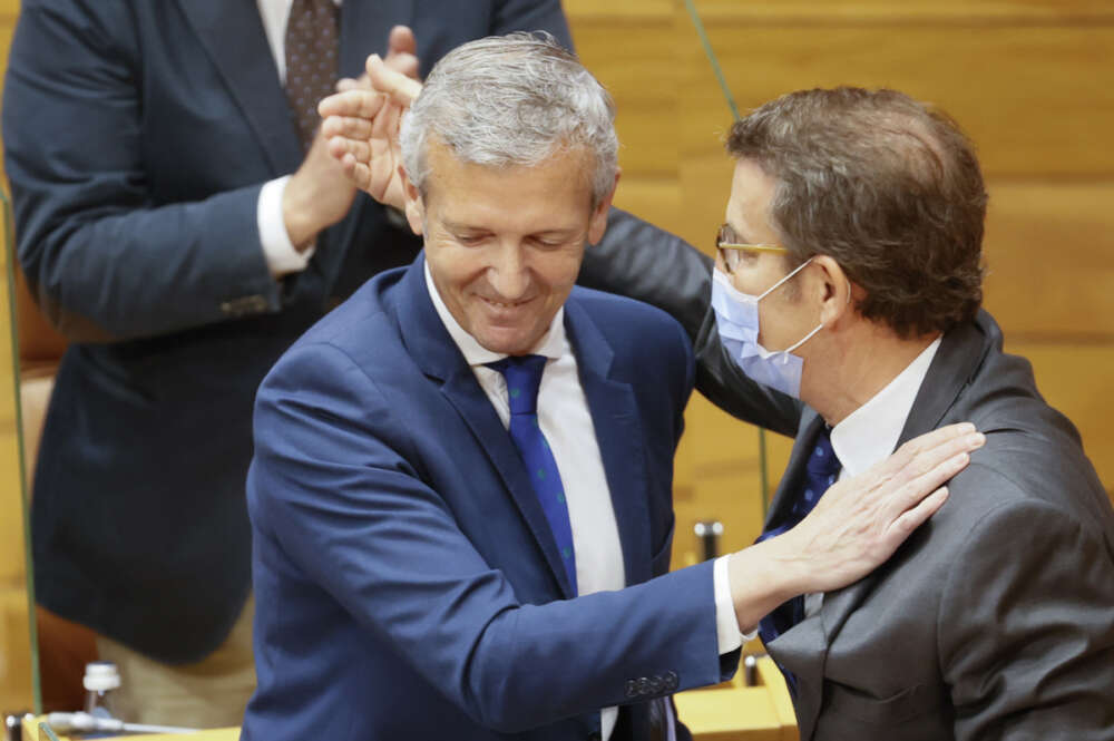 Alfonso Rueda (c) es felicitado por Alberto Núñez Feijóo tras pronunciar su discurso de investidura en el Parlamento gallego en la primera jornada del debate tras el cual relevará a Núñez Feijóo en la Presidencia de la Xunta, este martes, en el Parlamento de Galicia en Santiago de Compostela. EFE/Lavandeira jr