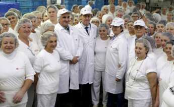 Foto de archivo de Alberto Núñez Feijóo y el fundador de Jealsa, Jesús Alonso, en la fábrica de Boiro