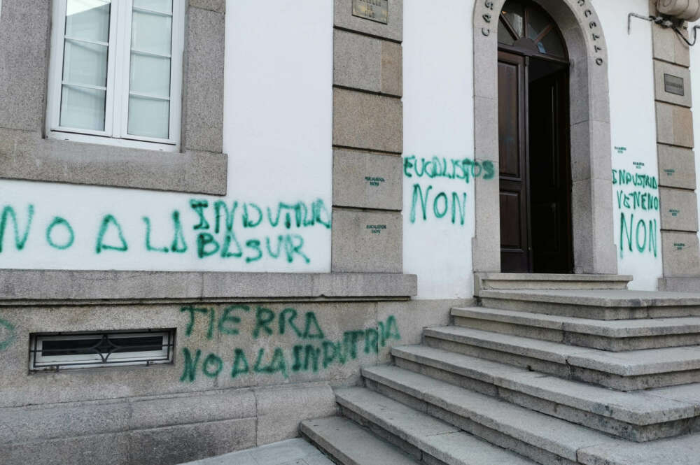 Pintadas en la fachada del consistorio contra el proyecto de Altri / Concello de Palas de Rei