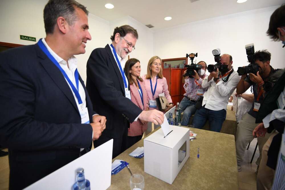 Mariano Rajoy vota en el congreso del PP local de Pontevedra. Foto: Bea Ciscar, EFE