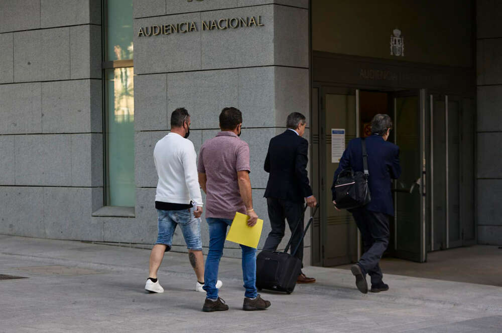 Juan Padín, patrón del 'Villa de Pitanxo' y su sobrino Eduardo Rial entrando en la Audiencia Nacional