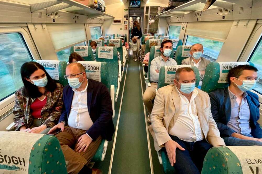 Paula Prado y Miguel Tellado, durante un viaje en tren entre Ourense y Santiago