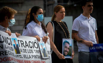 Familiares del 'Pitanxo' en una protesta sujetando una pancarta ante el Congreso de los Diputados