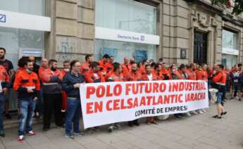 Protesta de los trabajadores de Celsa frente a la sede de Deutsche Bank en A Coruña