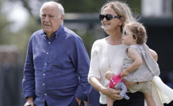 El empresario Amancio Ortega, su mujer, Flora Pérez Marcote, y su nieta Matilda asisten este sábado a la segunda jornada del Concurso de Saltos Internacional de A Coruña, que se celebra en el Centro Hípico Casas Novas del concello coruñés de Arteixo. EFE/ Cabalar