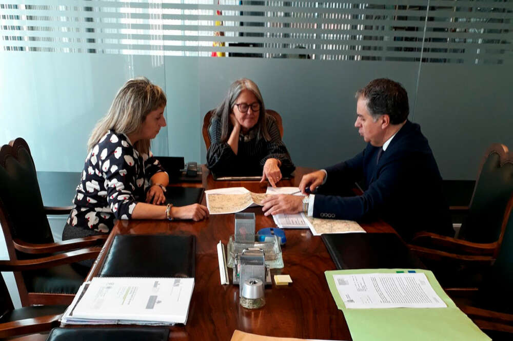 Jefe de la Demarcación de Carreteras de Galicia, Ángel González del Río con Pilar López Rioboo, subdelegada del Gobierno en A Coruña hasta 2021