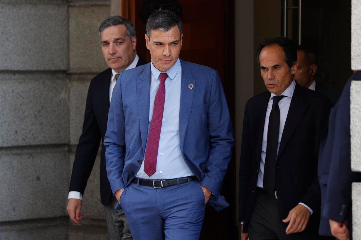 El presidente del Gobierno, Pedro Sánchez (c), y el secretario de Estado de Comunicación, Francesc Vallès (d), durante la segunda jornada del debate sobre el Estado de la Nación este miércoles en el Congreso.