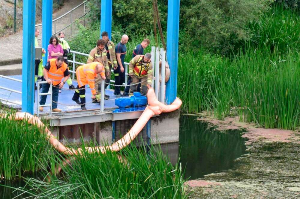 Barrera de contención preventiva sobre el Río Miño, ante el vertido de aceite en Outeiro de Rei