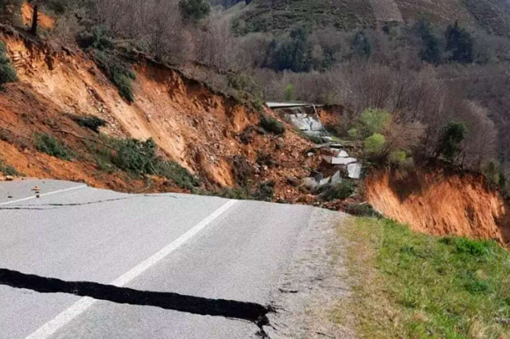 Derrumbe de la carretera LU-651 a su paso por el Ayuntamiento de Folgoso do Courel