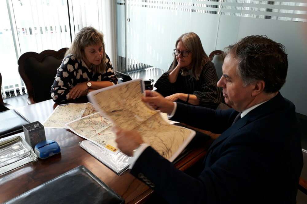 La subdelegada del Gobierno en A Coruña, Pilar López Rioboo, junto a la directora del Área de Fomento de la Delegación del Gobierno en Galicia, Concepción Nieto, durante una reunión con el responsable de la Demarcación de Carreteras de Galicia, Ángel González del Río