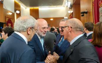 Manuel Cabezas saluda a Manuel Baltar en el Parlamento. - EUROPA PRESS