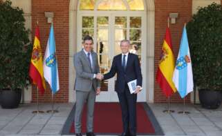 El presidente del Gobierno, Pedro Sánchez (i), recibe al presidente del Gobierno de Galicia, Alfonso Rueda (d), en el Palacio de La Moncloa. - Eduardo Parra