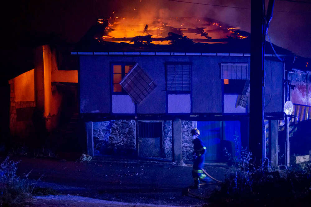 Incendio O Barco de Valdeorras (Ourense) – EFE/Brais Lorenzo