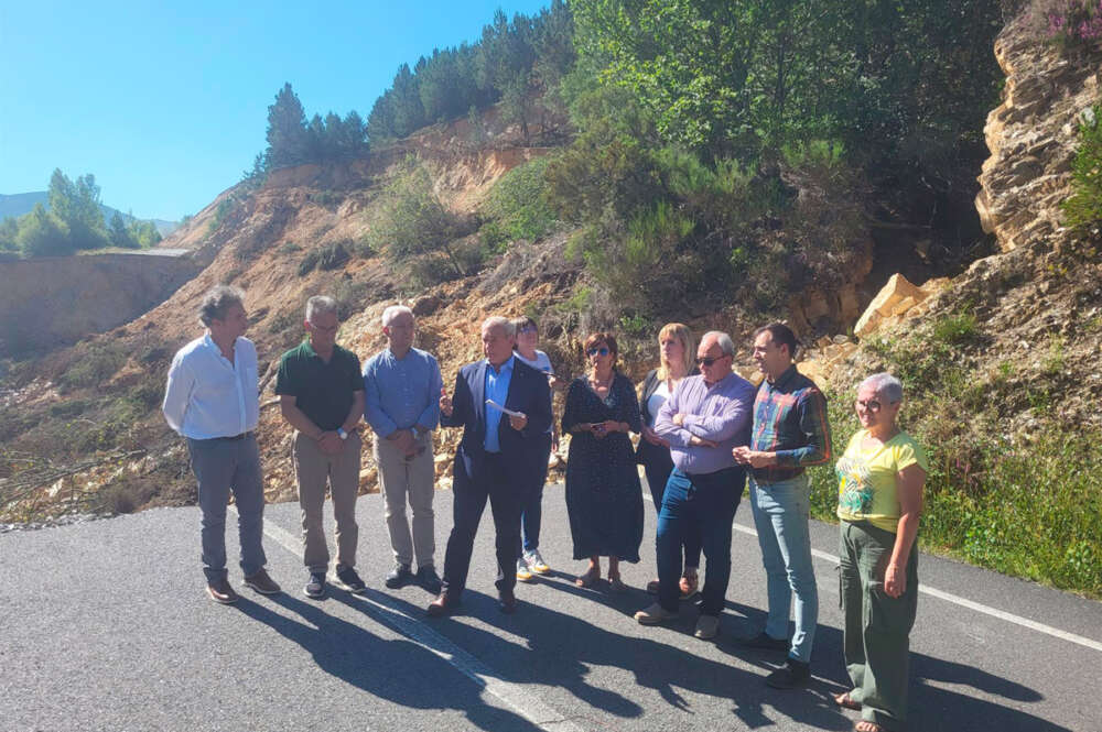 El secretario xeral del PSOE de Lugo, José Tomé, visita la carretera derrumbada en Folgoso do Courel