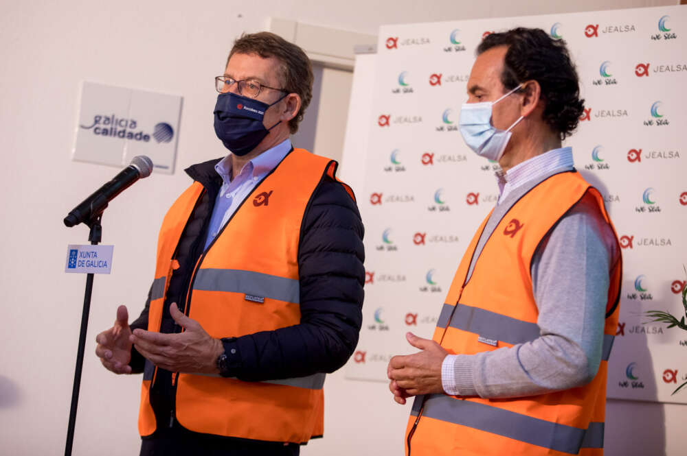 El expresidente de la Xunta de Galicia, Alberto Núñez Feijóo, junto al presidente de Jealsa, Jesús Alonso Escurís