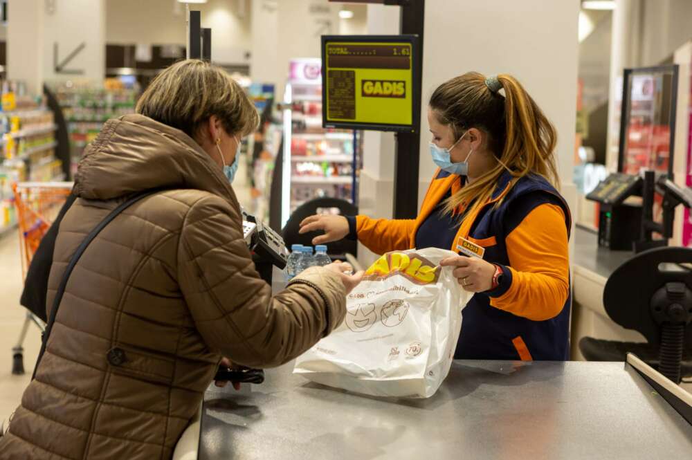 Imagen de archivo de la línea de cajas de Supermercados Gadis