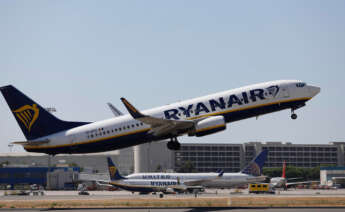 Avión de Ryanair despegando en un aeropuerto