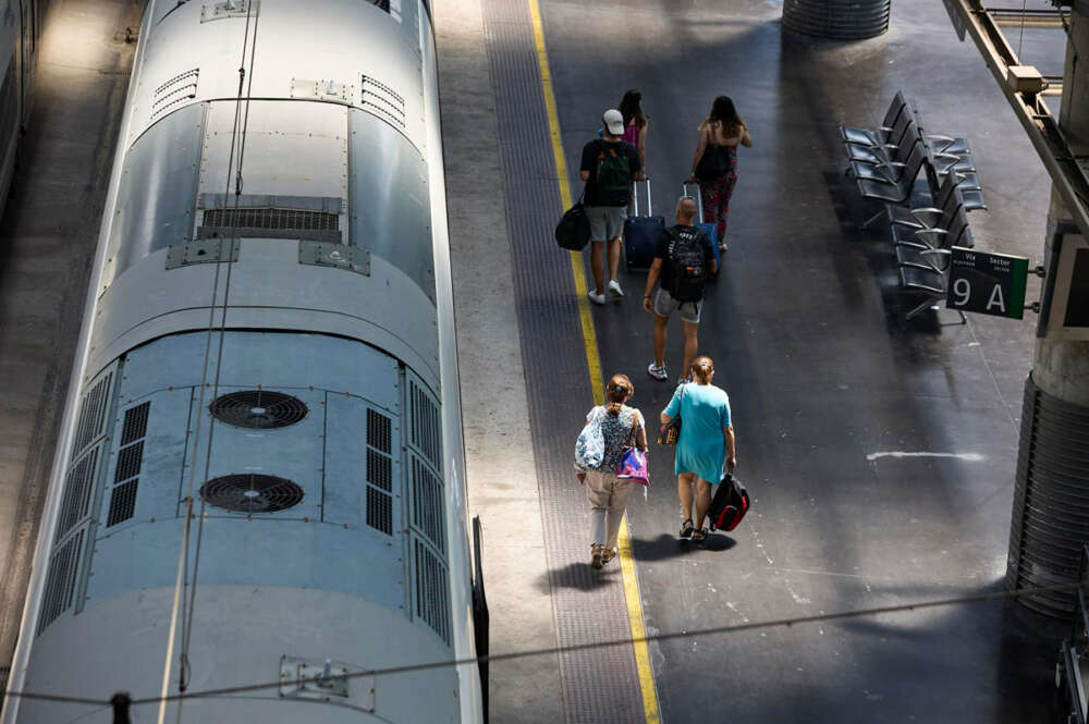 Varias personas caminan por un andén en la estación de Ave Madrid