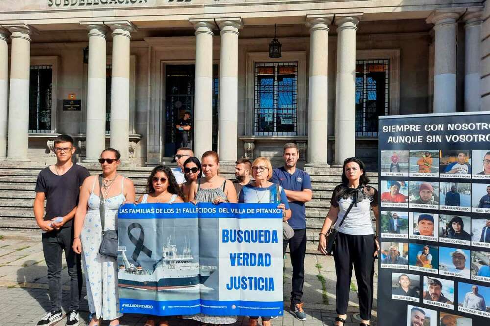 Familiares de víctimas del 'Villa de Pitanxo' se concentran ante la Subdelegación del Gobierno de Pontevedra