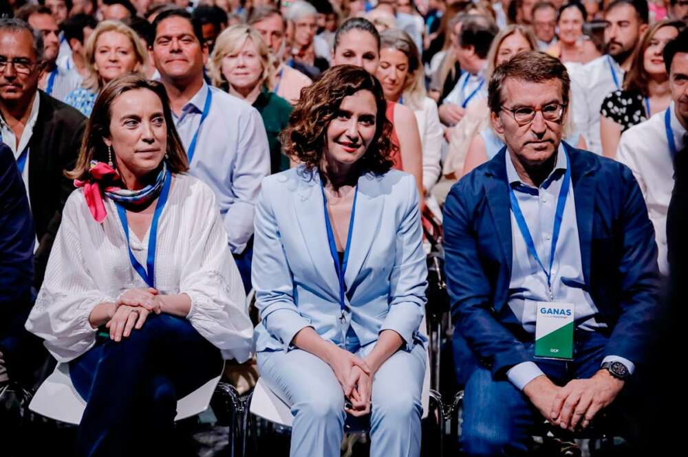 La secretaria general del Partido Popular y portavoz del Grupo Parlamentario Popular en el Congreso, Cuca Gamarra, la nueva presidenta del PP de Madrid y presidenta de la Comunidad de Madrid, Isabel Díaz Ayuso, y el presidente del PP nacional