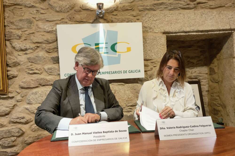 Juan Manuel Vieites, presidente de la Confederación de Empresarios de Galicia (CEG), y Valeria Rodríguez-Codina Felgueras, presidenta del capítulo de Women Presidents Organization (WPO) Galicia durante la firma del convenio