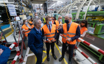 Alberto Núñez Feijóo y el vicepresidente de la Xunta, Francisco Conde, durante una visita a la fábrica de Stellantis en Vigo / David Cabezón