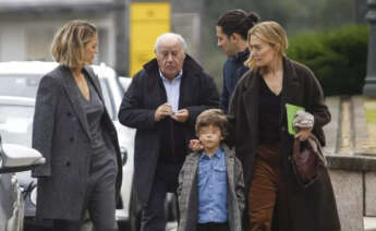 Flora Pérez Marcote, a la izquierda, junto a Amancio y Marta Ortega. Detrás, Carlos Torretta / EP