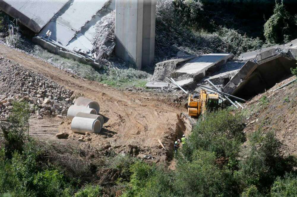 Grúas trabajan durante el desmontaje de las pilas 1 y 2 del viaducto de O Castro, en el kilómetro 430 sentido A Coruña de la autovía A-6