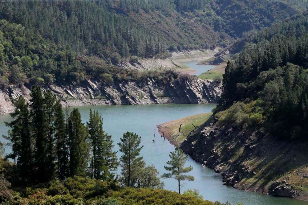 Recorrido del embalse con poco caudal, en Negueira de Muñiz, Lugo, Galicia (España)